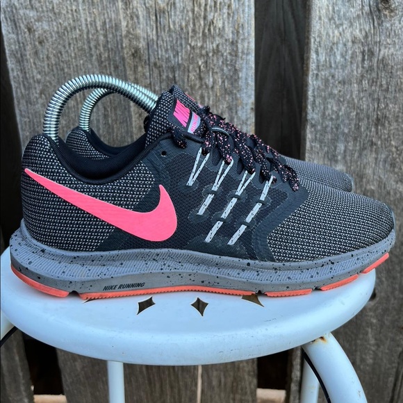 Nike Woman's Run Swift Sneaker | Size 7 - Picture 2 of 8